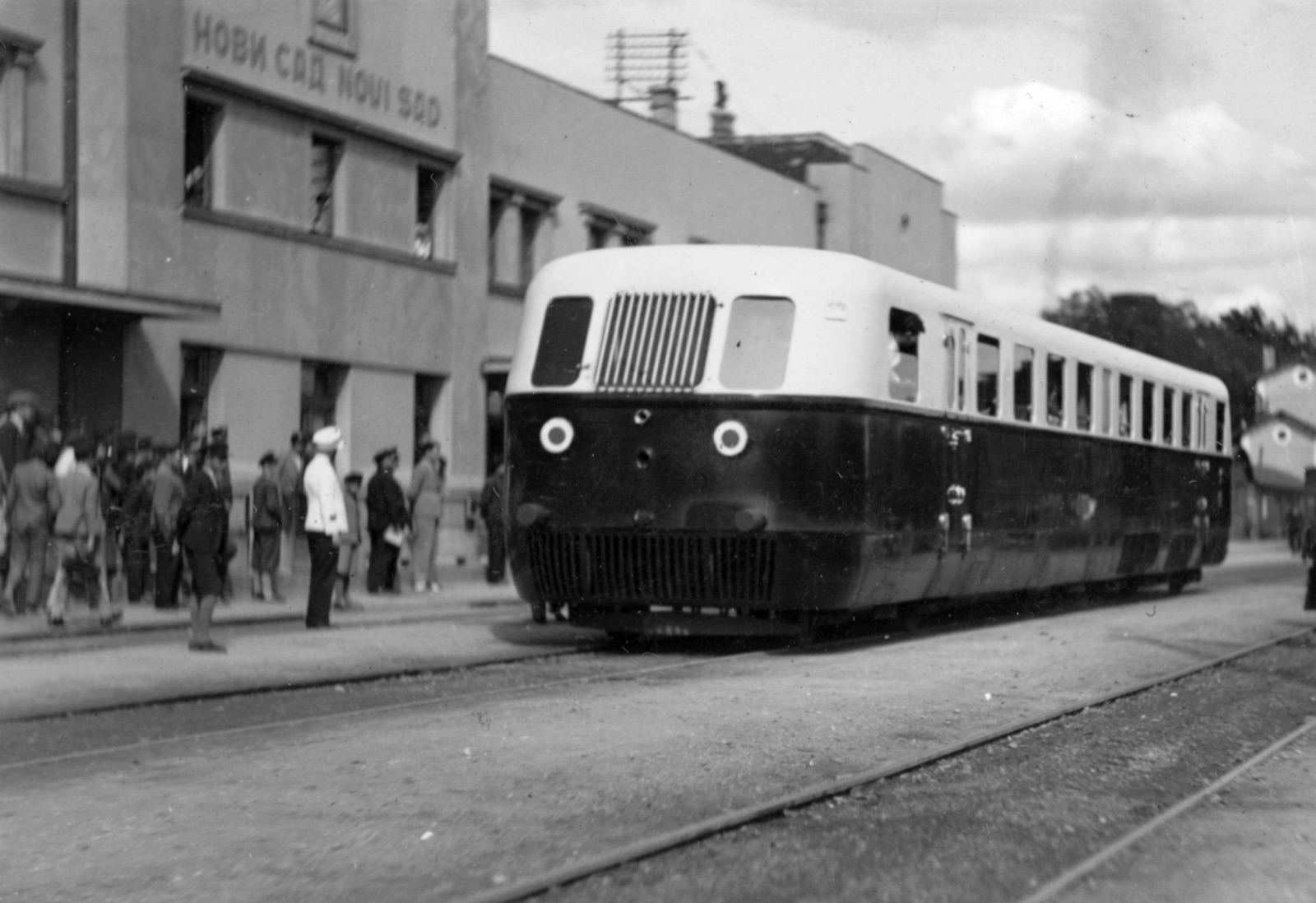 Der Ganz-Schienenbus trifft am Bahnhof Neusatz ein, 1937, Eisenbahnstation