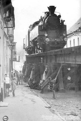 Локомотива на вијадукту изнад улице, Штросмајерова улица, Петроварадин, 1941-1962