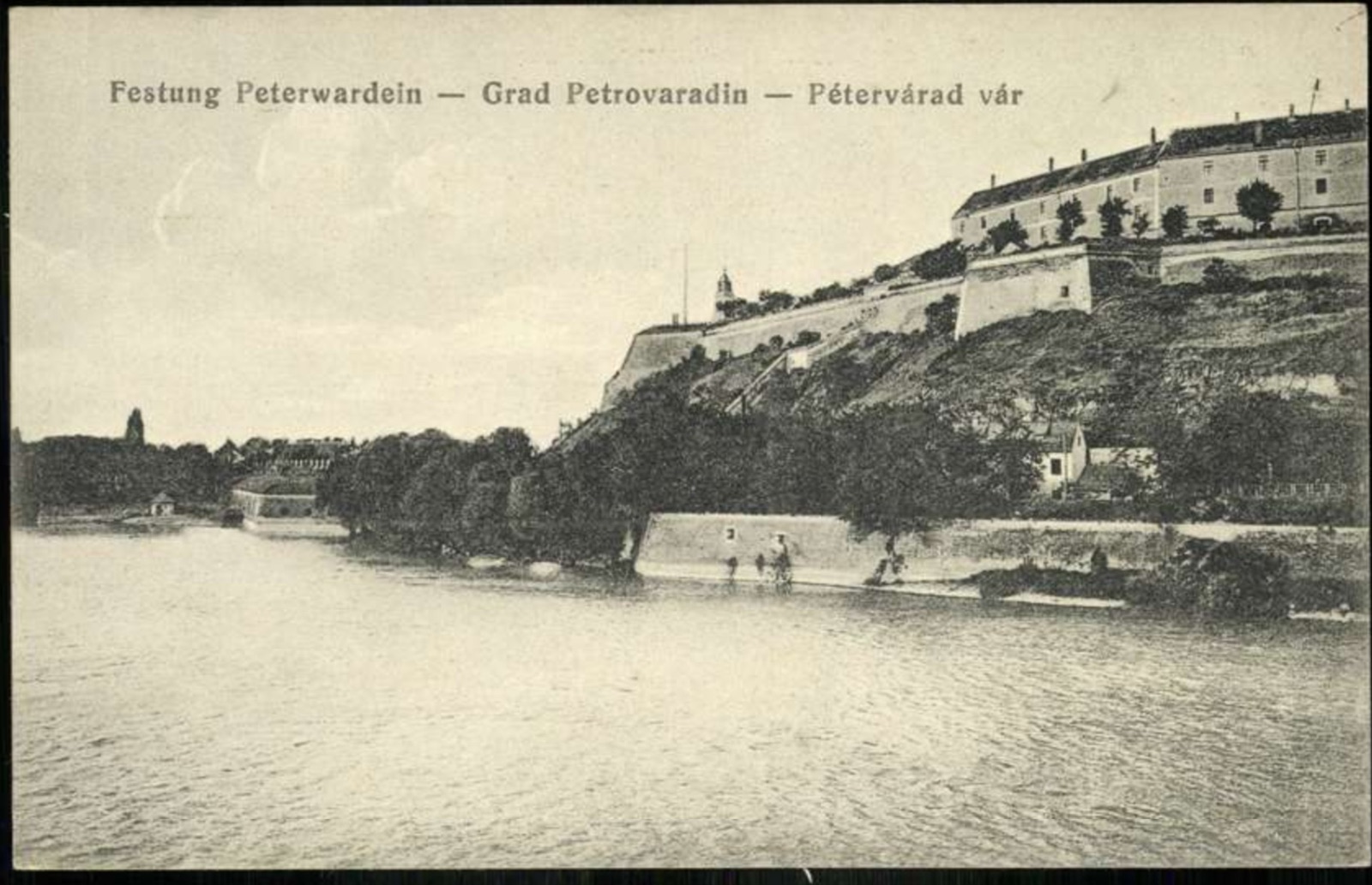 Петроварадинска тврђава преко Дунава, са купачима код зида, 1896–1918