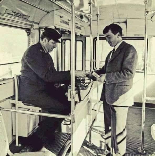 Ein Fahrschein wird im Bus gekauft, Neusatz, 1960er Jahre