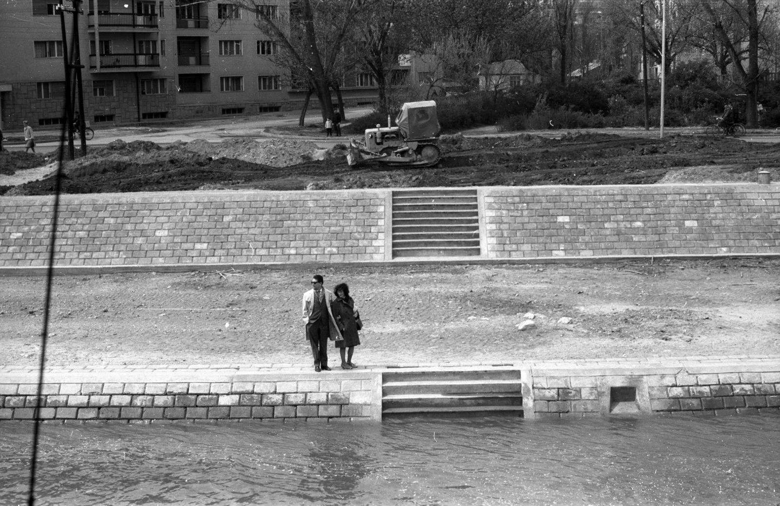 Ein Paar auf dem halbfertigen Donaukai, Neusatz, 1965