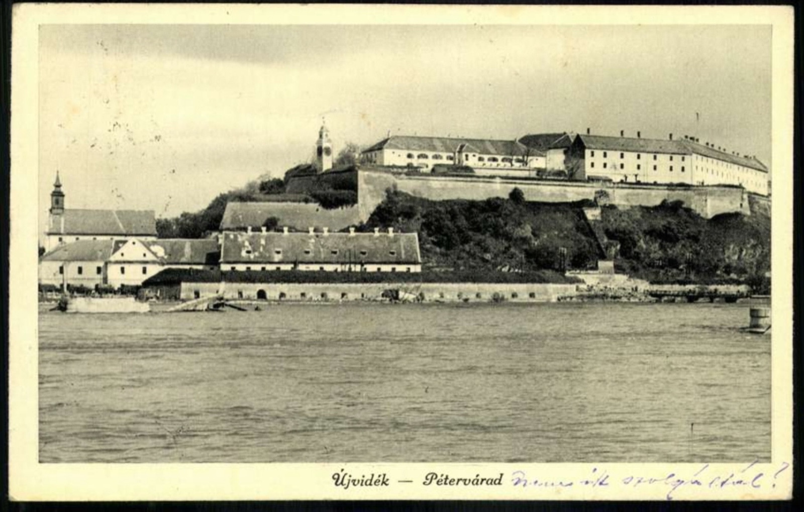 Die Festung Peterwardein, von Neusatz aus gesehen, mit einem Boot darunter vertäut, 1942.