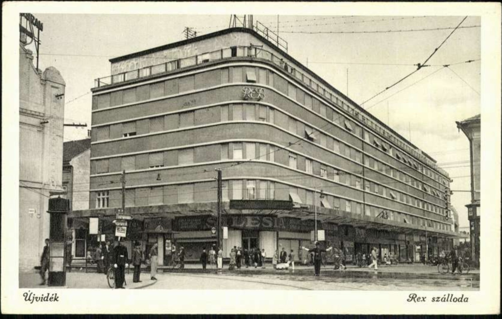 Угао хотела Rex, поред излога радње Силесиа, Танурџићева палата, Нови Сад, 1919–1941