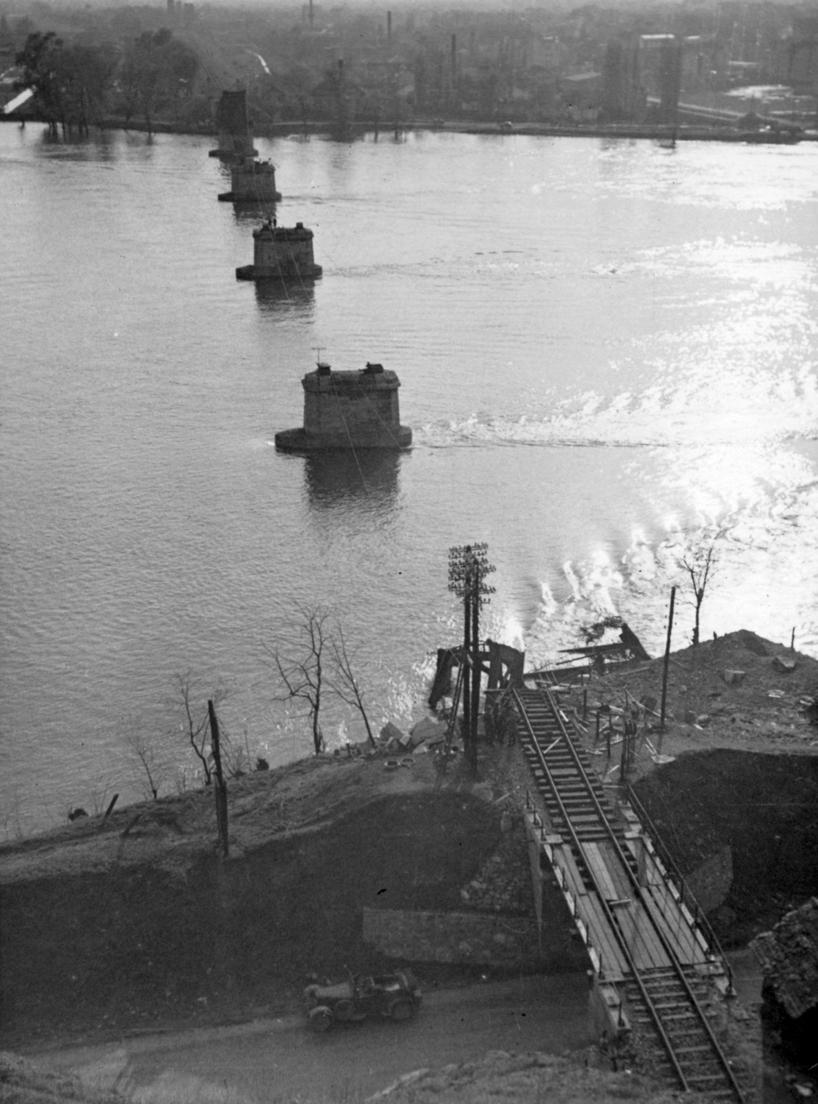 Стубови минираног железничког моста, Нови Сад, 1941, Мост цара Франца Јозефа
