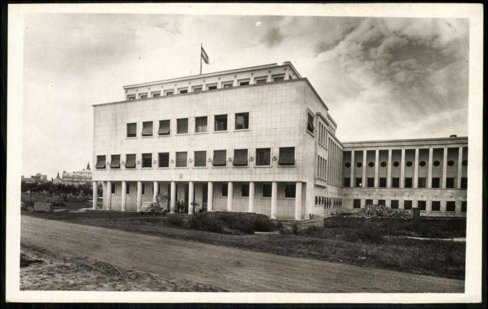 Модерна владина зграда, застава на крову, Нови Сад, Бановина, 1941–1945