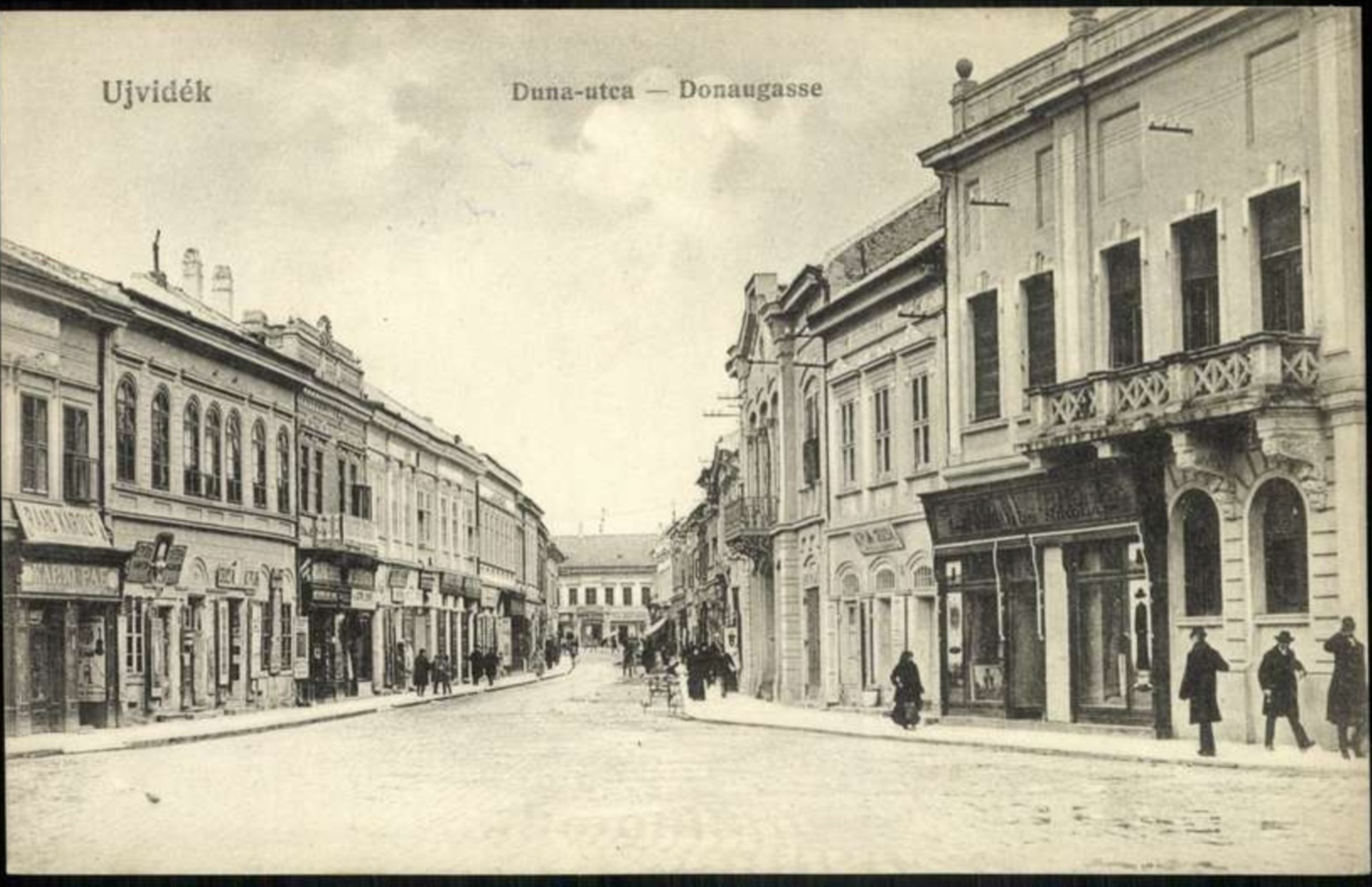Die Donaugasse, mit gut gekleideten Passanten, Donau-Gasse, Neusatz, 1896–1918