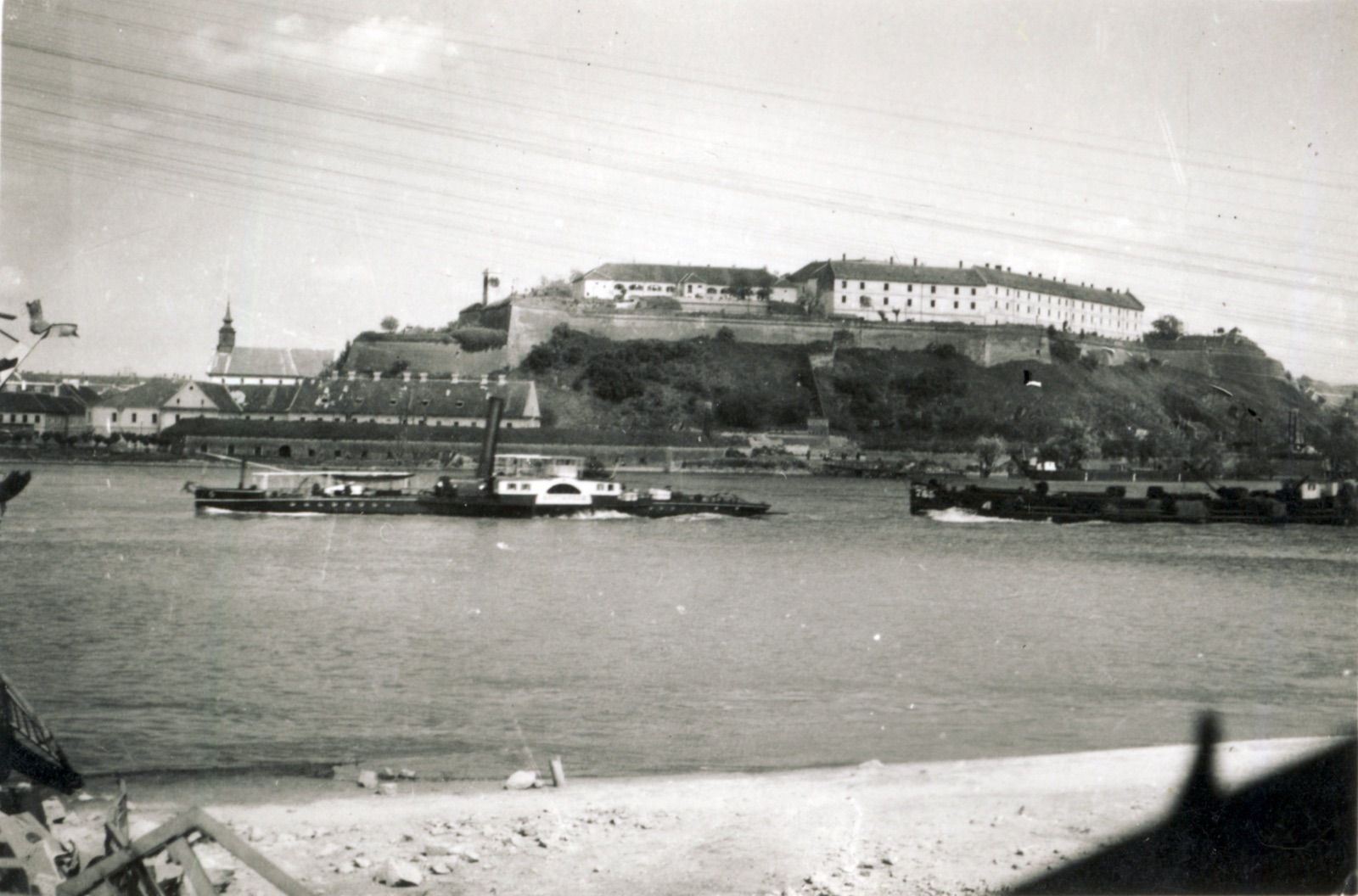 Тегљач и тегленице испод Петроварадинске тврђаве, 1942, Петроварадинска тврђава