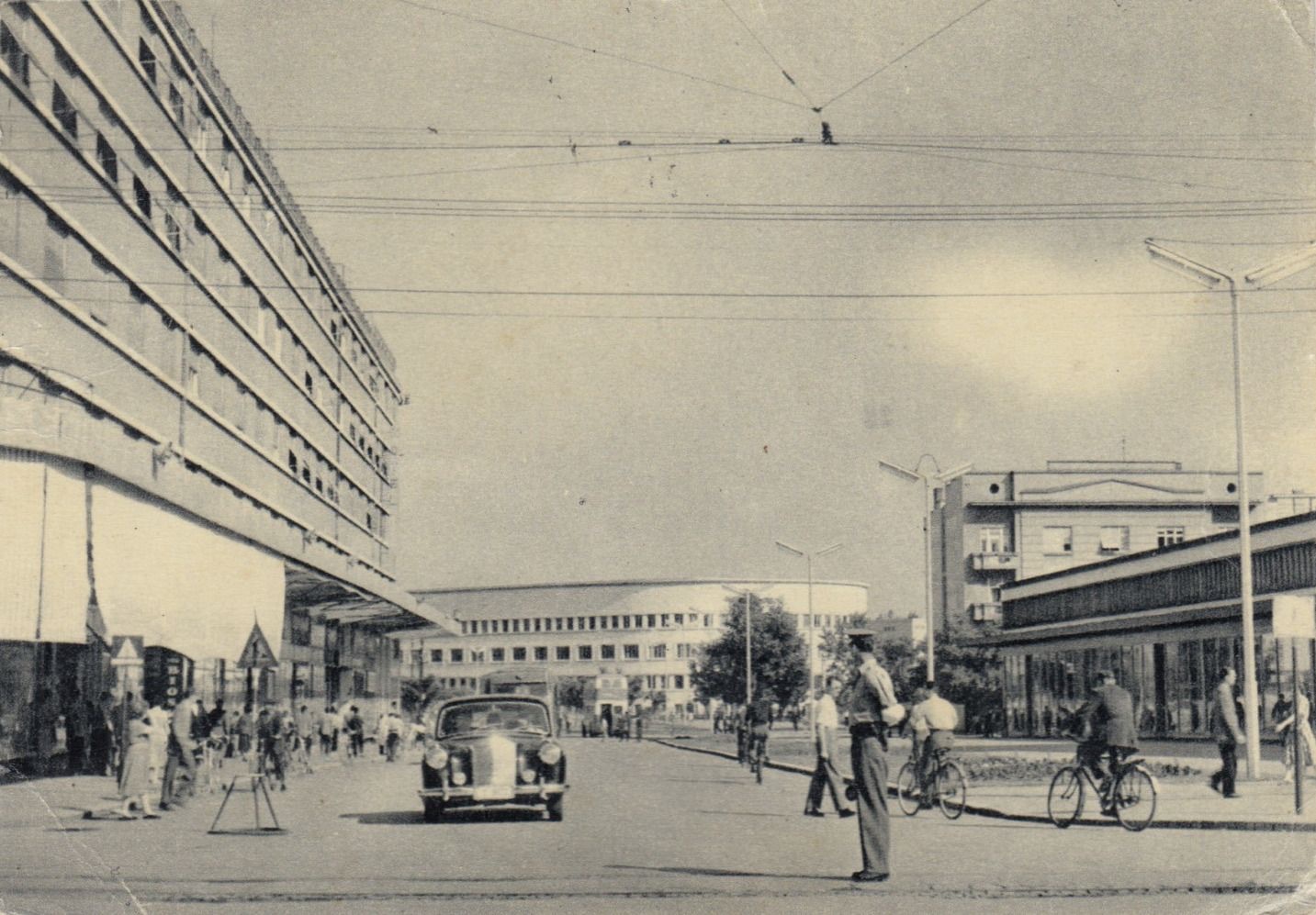 A saloon car on the boulevard, The Tanurdžić Palace, Novi Sad, 1945–1960