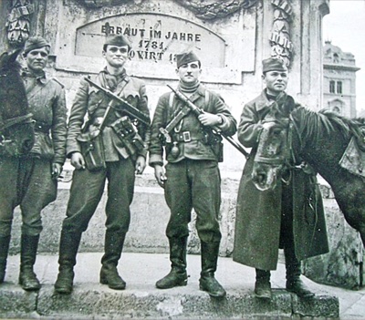 Soldiers at the foot of the Holy Trinity column, Novi Sad, 1944