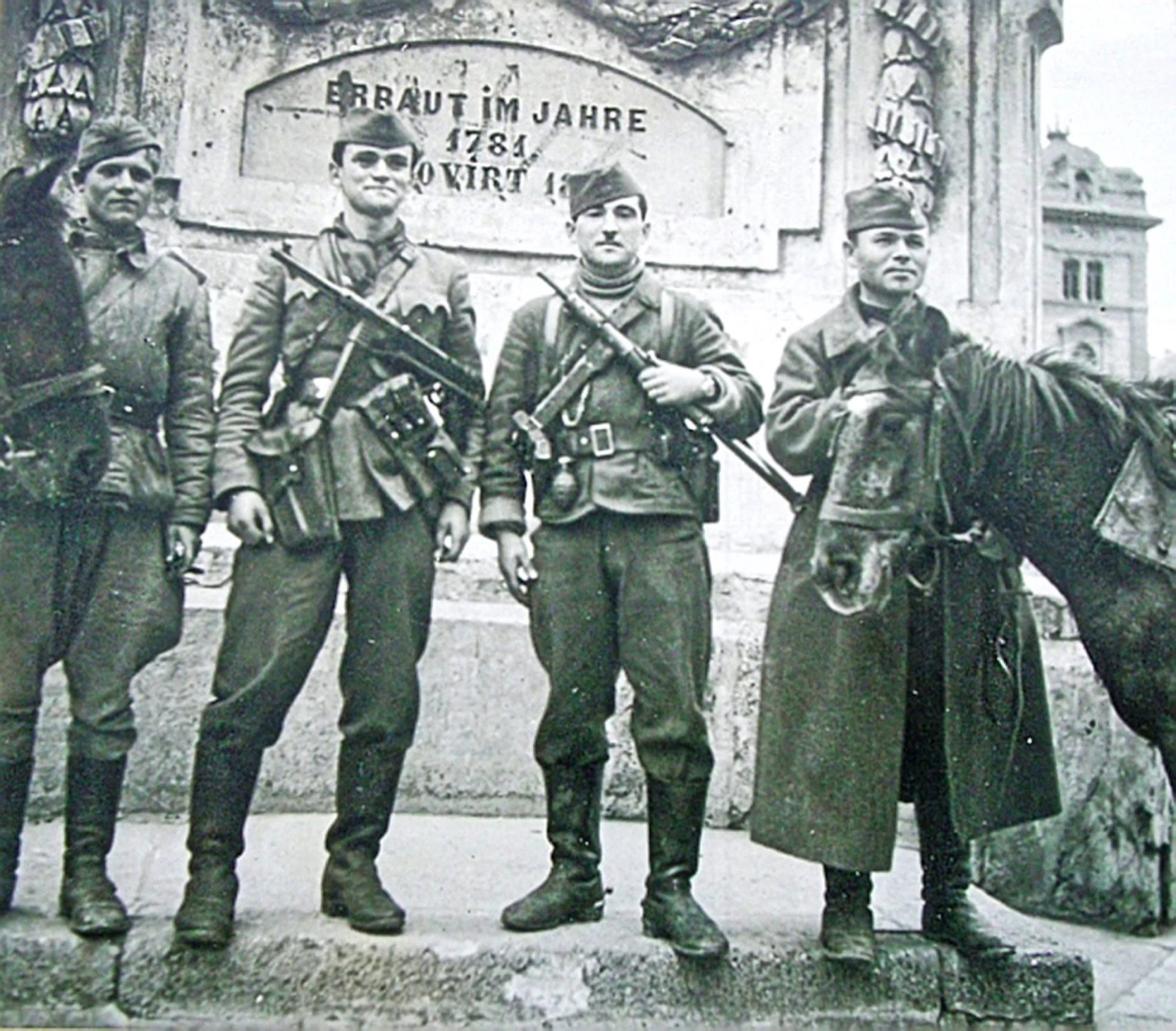Soldaten am Fuß der Dreifaltigkeitssäule, Neusatz, 1944