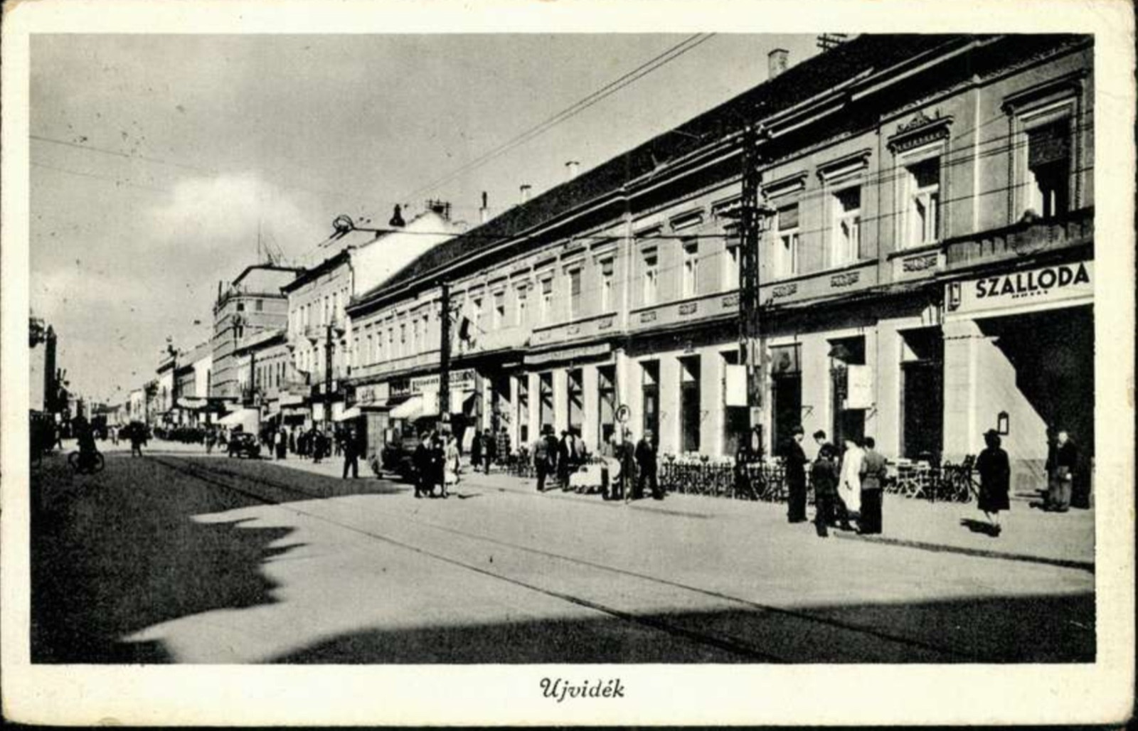 Продавна улица са натписом хотела и пролазницима, 1941, Хотел Краљица Марија, Нови Сад