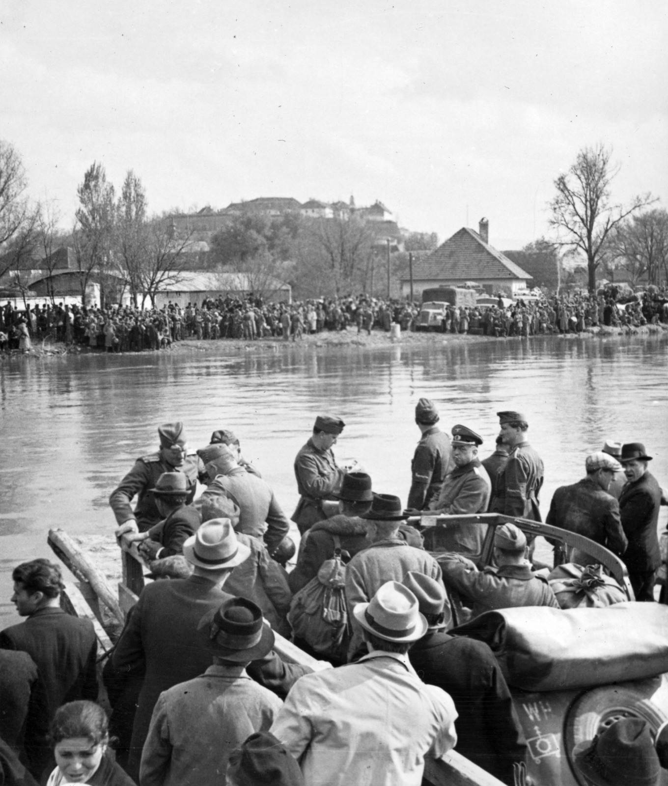 Überquerung der Donau mit einem Floß, 1941, Offiziersstrand, Peterwardein