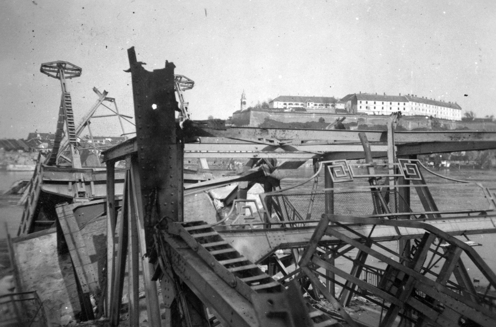 Усред рушевина Моста краљевића Томислава, 1941, Мост краљевића Томислава, Нови Сад