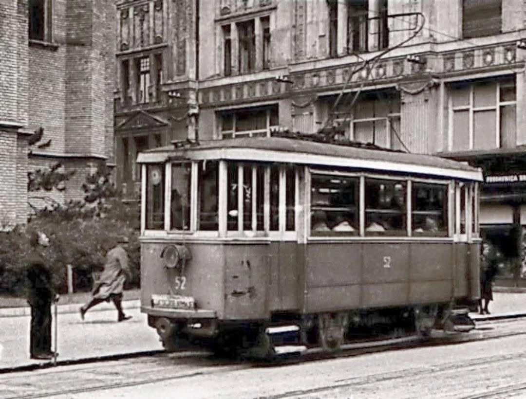 Трамвај број 52 крај црквеног зида, Црква Имена Маријиног, Нови Сад, 1928-1958