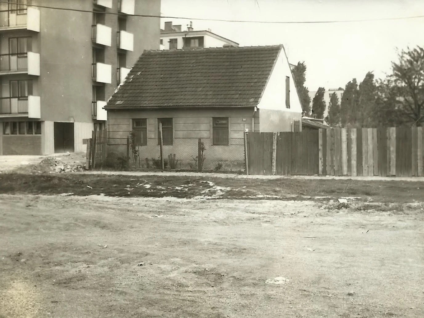 Последња кућа која је остала међу новим блоковима, Детелинара, Нови Сад, 1975
