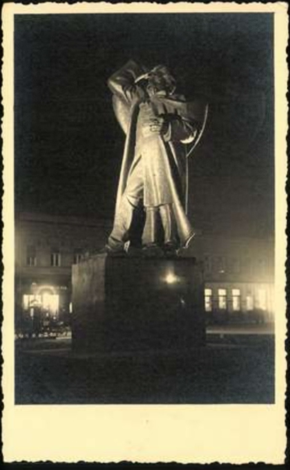 Осветљена статуа фигуре у кораку ноћу, 1941, Споменик Светозару Милетићу, Нови Сад