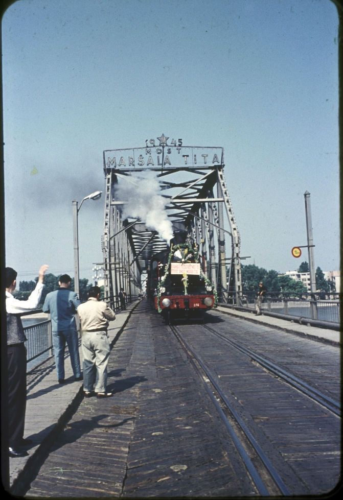 Eine bekränzte Dampflokomotive auf den Schienen der Marschall-Tito-Brücke, Neusatz, 1946–1963
