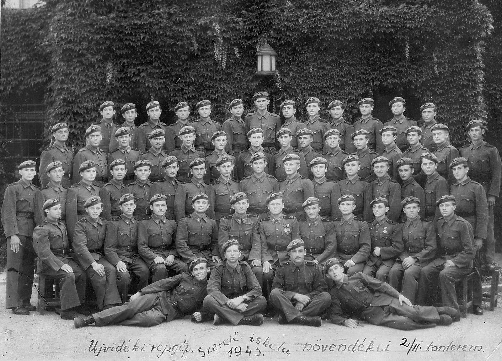 Schüler der Flugzeugmechanikerschule Neusatz, 1943