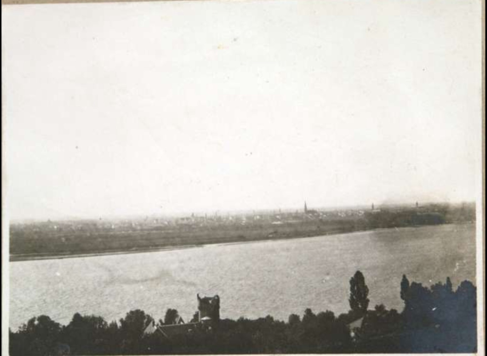 Neusatz jenseits der Donau, ein weites Panorama vom Hügel aus, Kamenitz, 1917