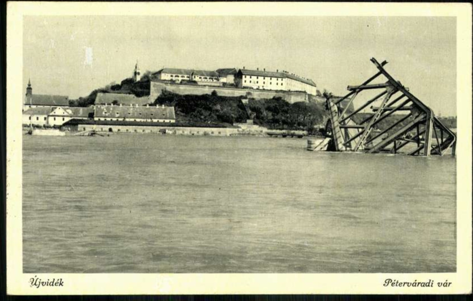 Die zerstörte Brücke unterhalb der Festung Peterwardein, bis August 1943