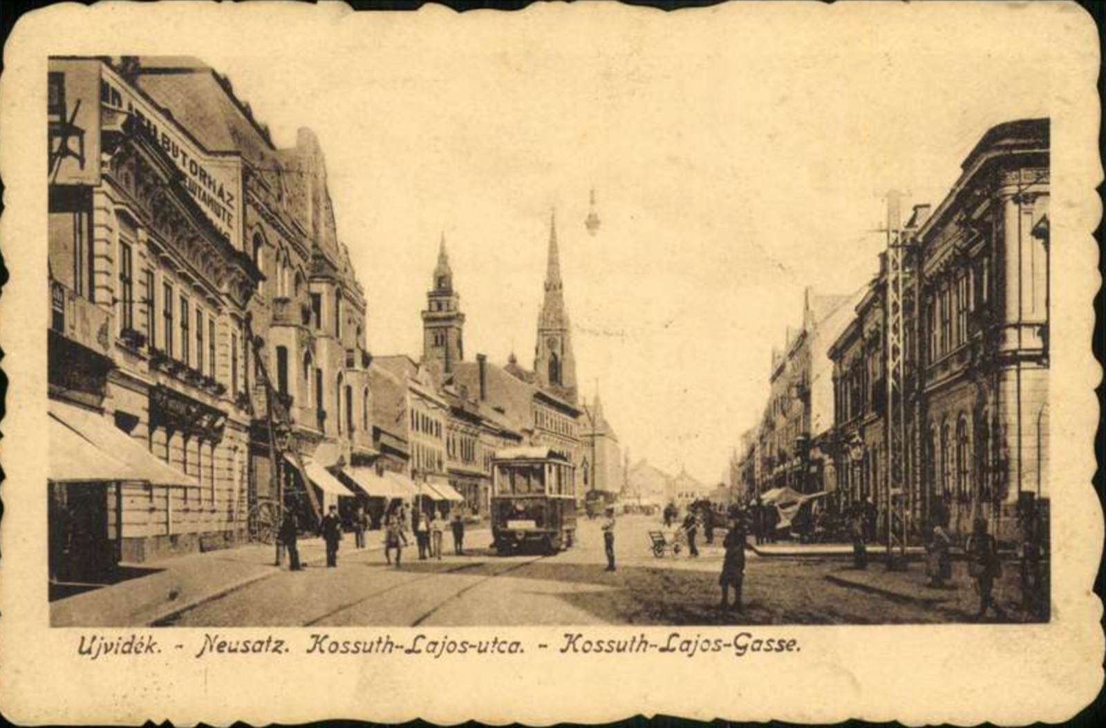 Kossuth-Lajos-Gasse, eine Straßenbahn nähert sich unter den Zwillingstürmen, Stadthaus, Neusatz, bis August 1916