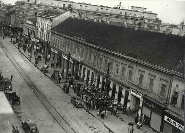 Вид сверху на торговую улицу Нови-Сада, тент с надписью гостиницы, Отель «Королева Мария», 1941-1944