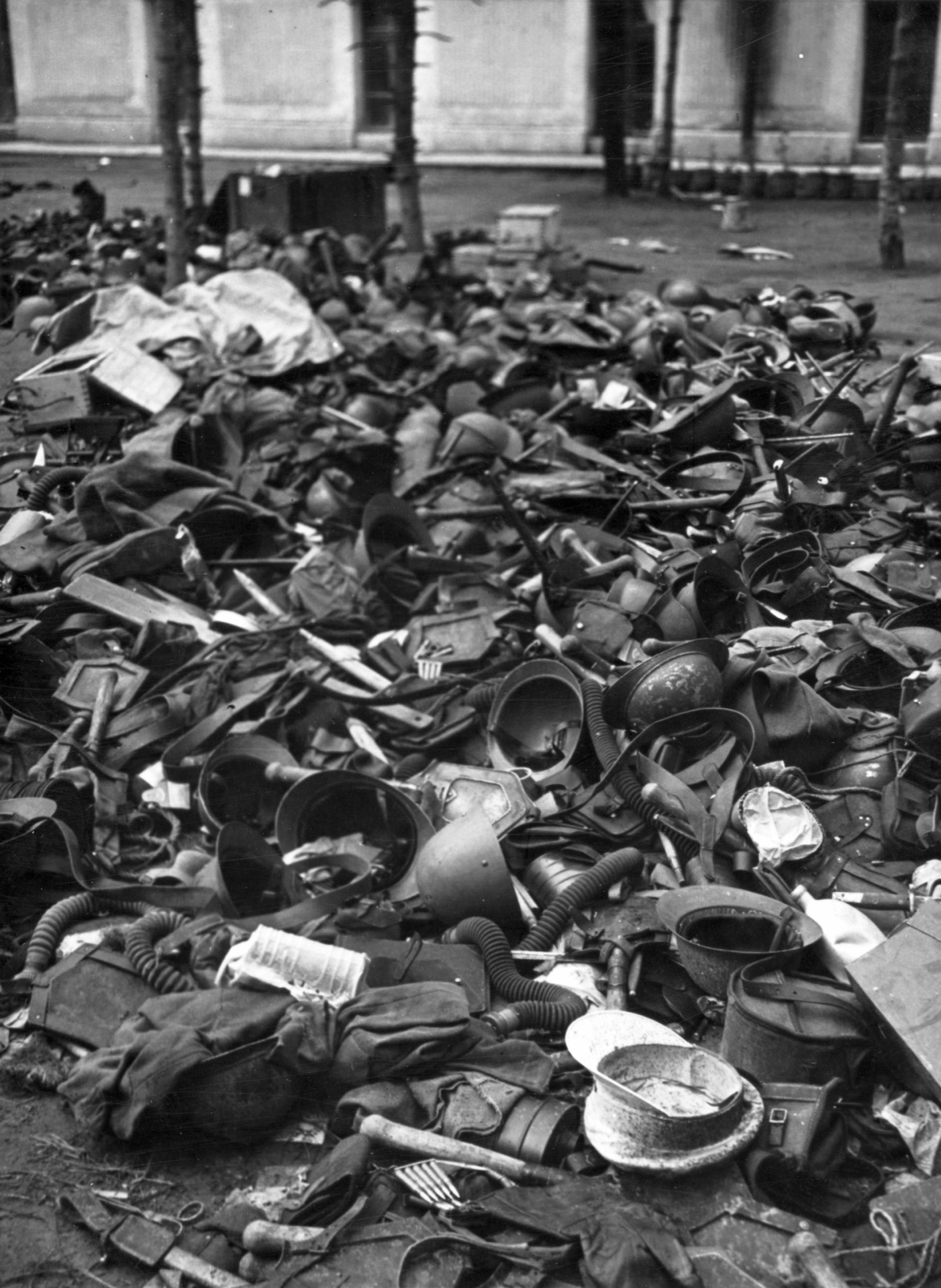 Erbeutete militärische Ausrüstung aufgehäuft in einem Neusatzer Hof, 1941
