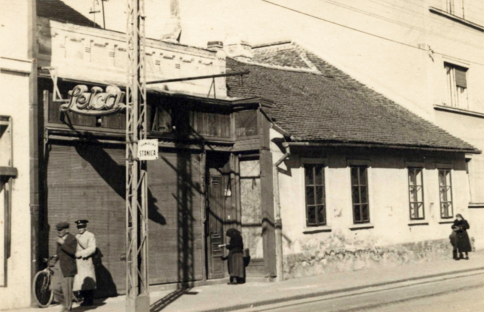 Продавница фотоапарата Леица близу станице, Нови Сад, 1941, Стара железничка станица
