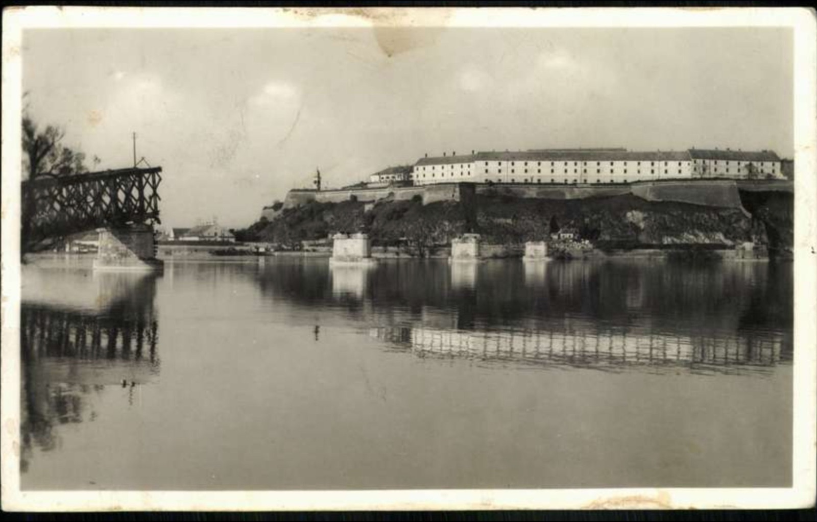 Петроварадинска тврђава иза срушеног железничког моста, Нови Сад, 1941–1944