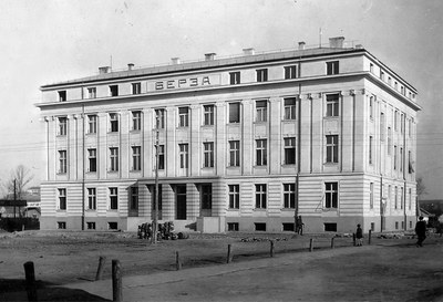Straight on to the long facade, Gallery Square, Novi Sad, 1927