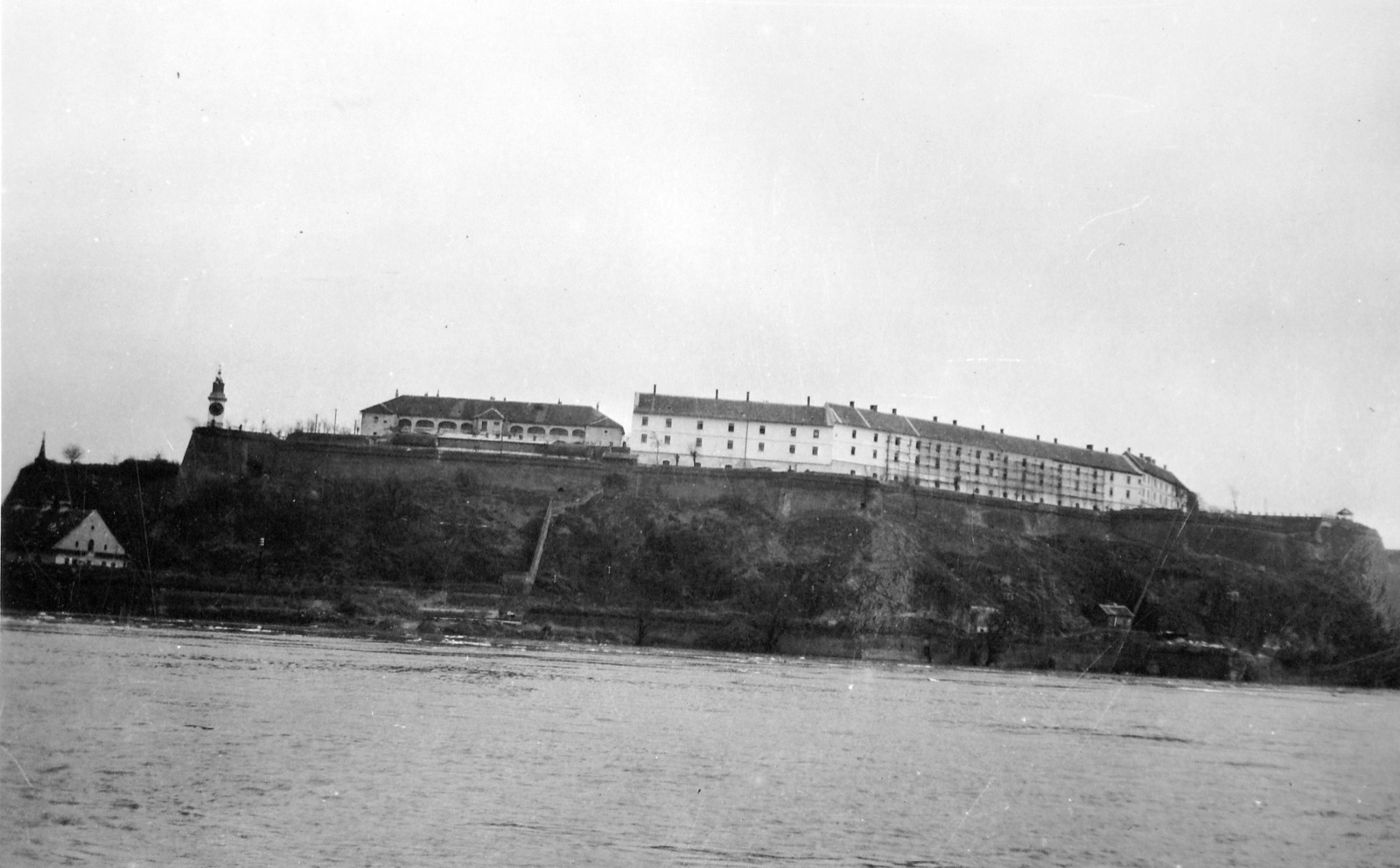 Петроварадинска тврђава преко Дунава, 1942