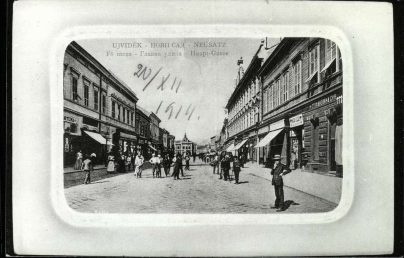 Главна улица, човек са полуцилиндром посматра децу како се играју, 1914, Змај Јовина, Нови Сад