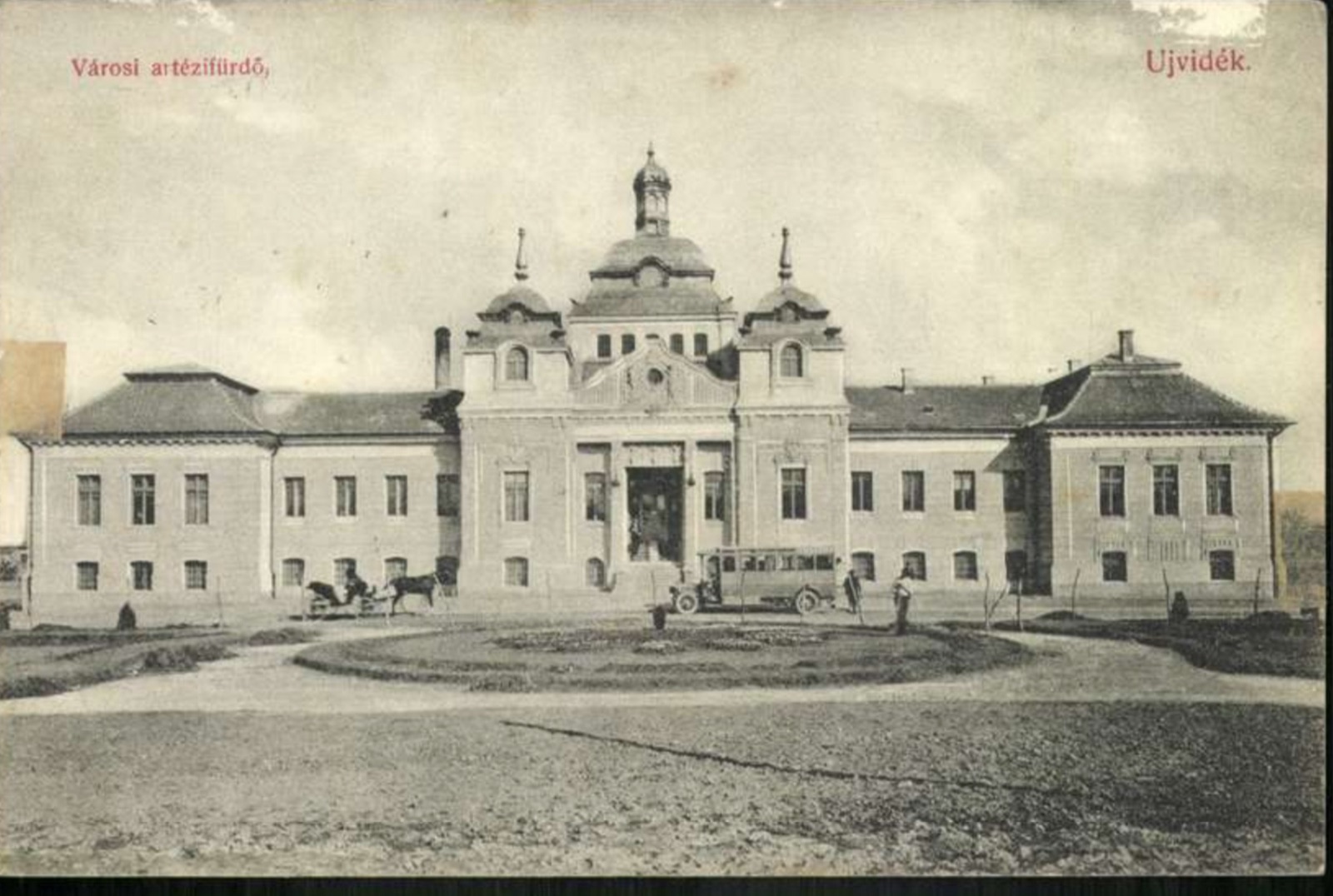Градско артеско купатило, цело прочеље иза цветне леје, Јодна бања, Нови Сад, до августа 1910.