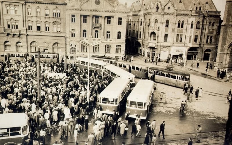 Трамваји и аутобуси заједно на Главном тргу, Трг слободе, Нови Сад, 1958
