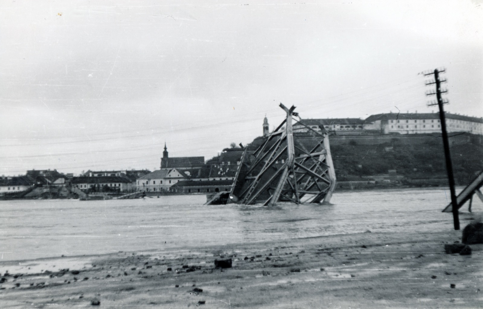 Das zerstörte Brückenfeld der Prinz-Tomislav-Brücke, Neusatz, 1941–1945