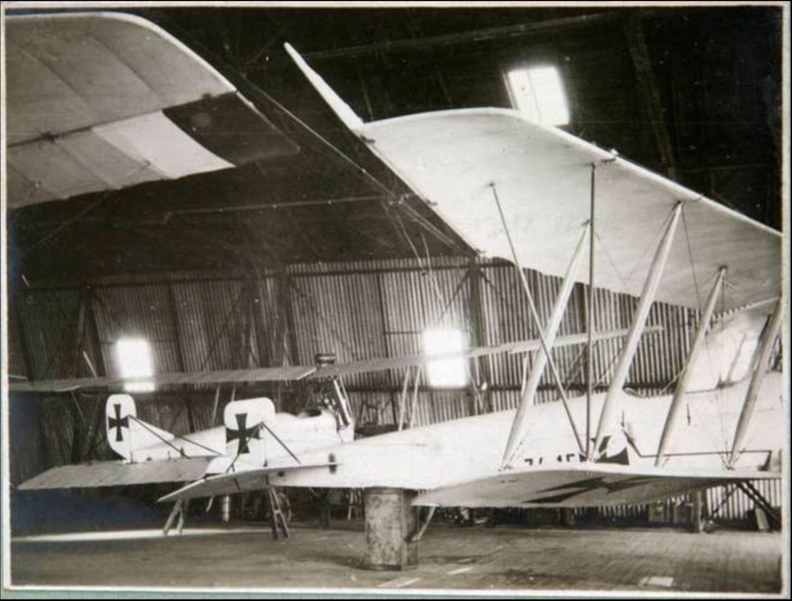 Ein Doppeldecker in seinem Hangar, Neusatz, Flugfeld Neusatz, 1917