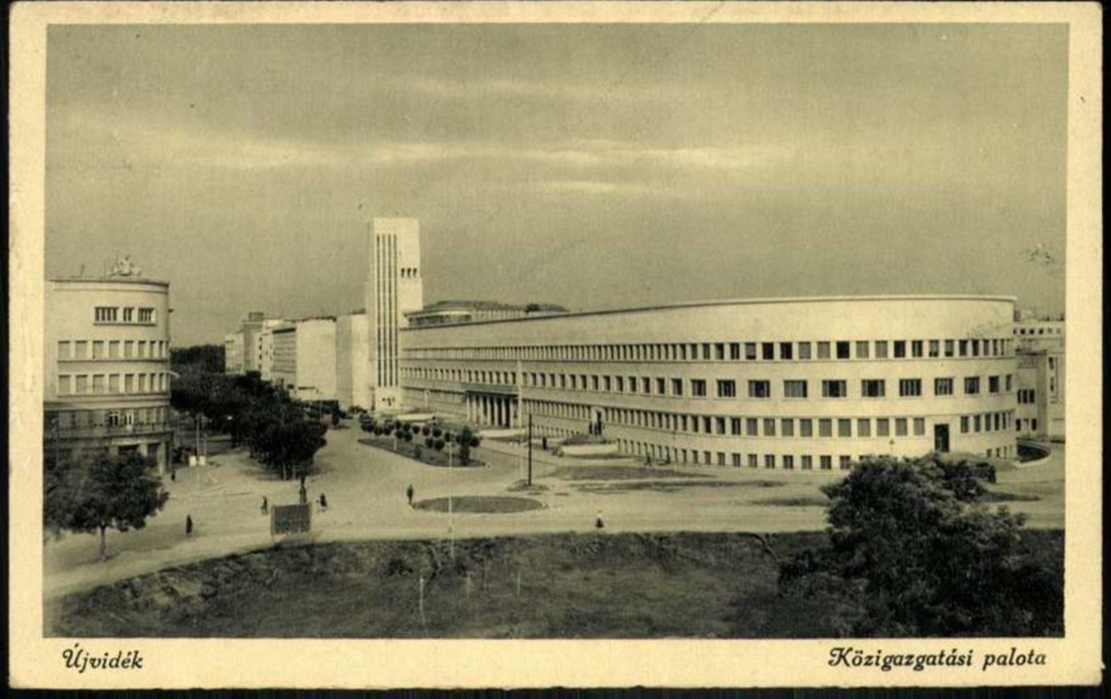 Der Verwaltungspalast, dahinter das Heim der Handelsjugend, 1943, Banovina-Palast, Neusatz