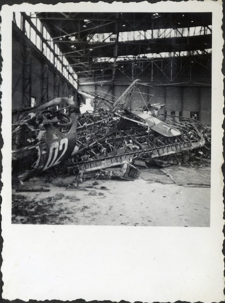 Олупина авиона у бомбардованом хангару, Аеродром Југовићево, Нови Сад, 1941