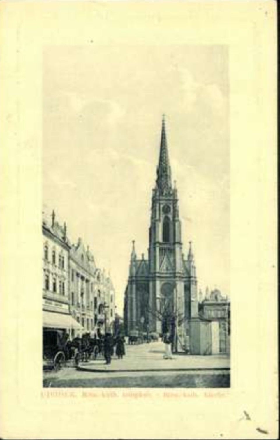 Der Turm der katholischen Kirche, eine einsame Gestalt steht auf der Straße, Mariä-Namen-Kirche, Neusatz, bis Juli 1914