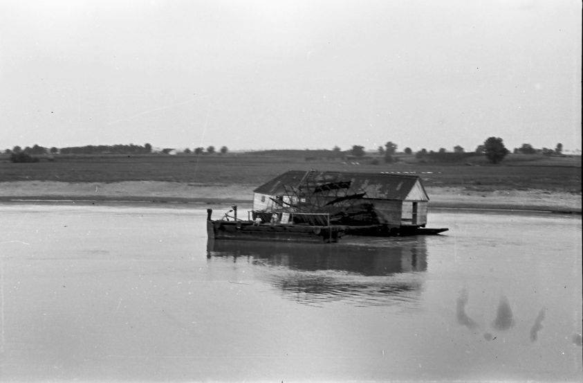 Schiffsmühle vor Anker in der Donau bei einer niedrigen Ebene in Neusatz, etwa 1937 bis 1950