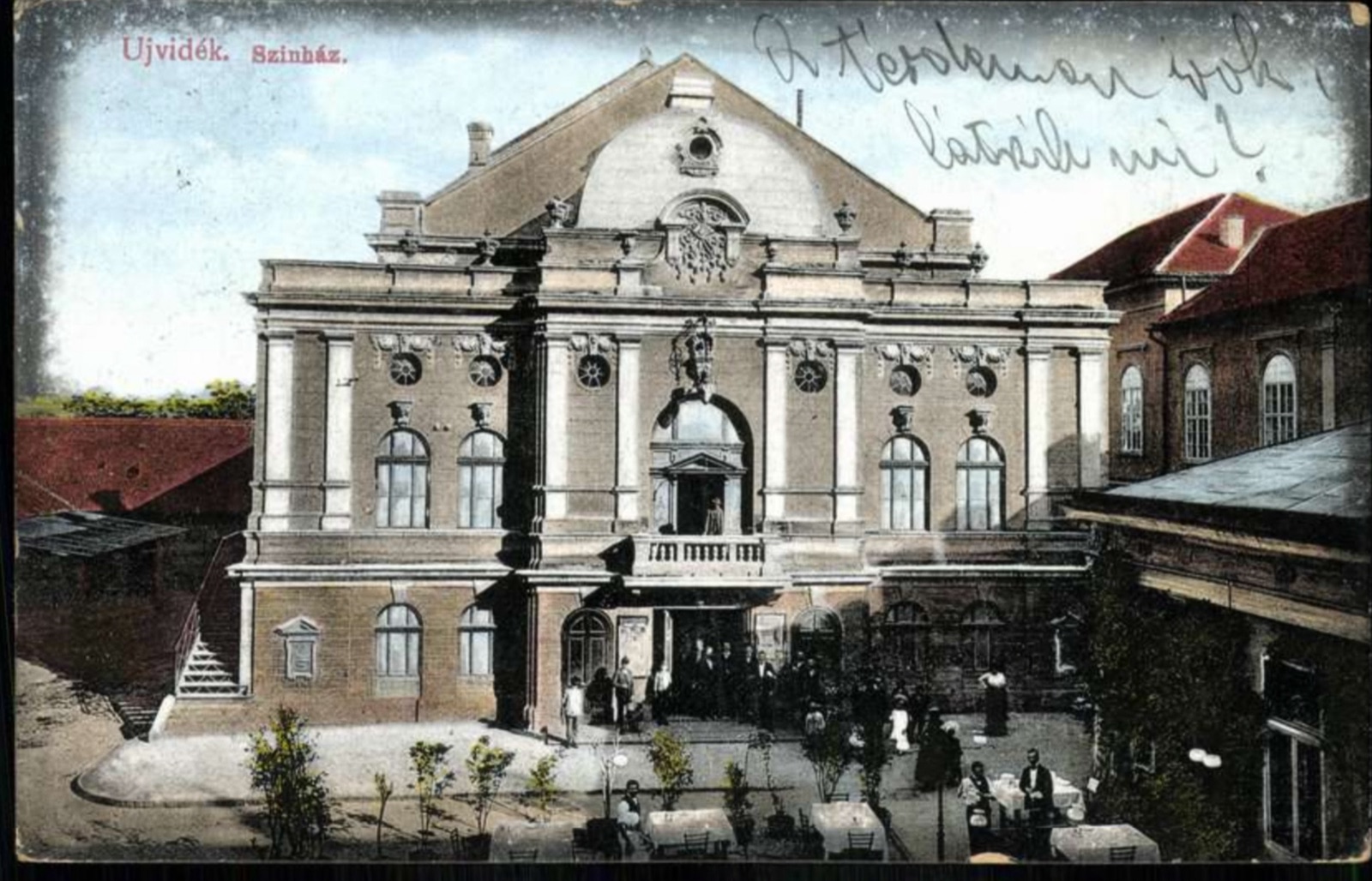 Das Theater mit einer Menge am Eingang, Neusatz, Stadttheater, 1896–1918
