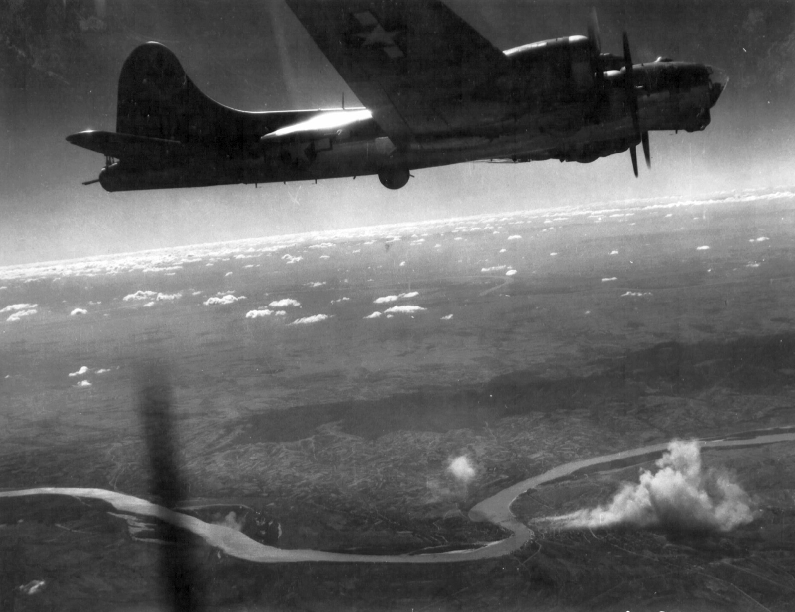 Американский бомбардировщик над Дунаем близ Нови-Сада, 1944 год