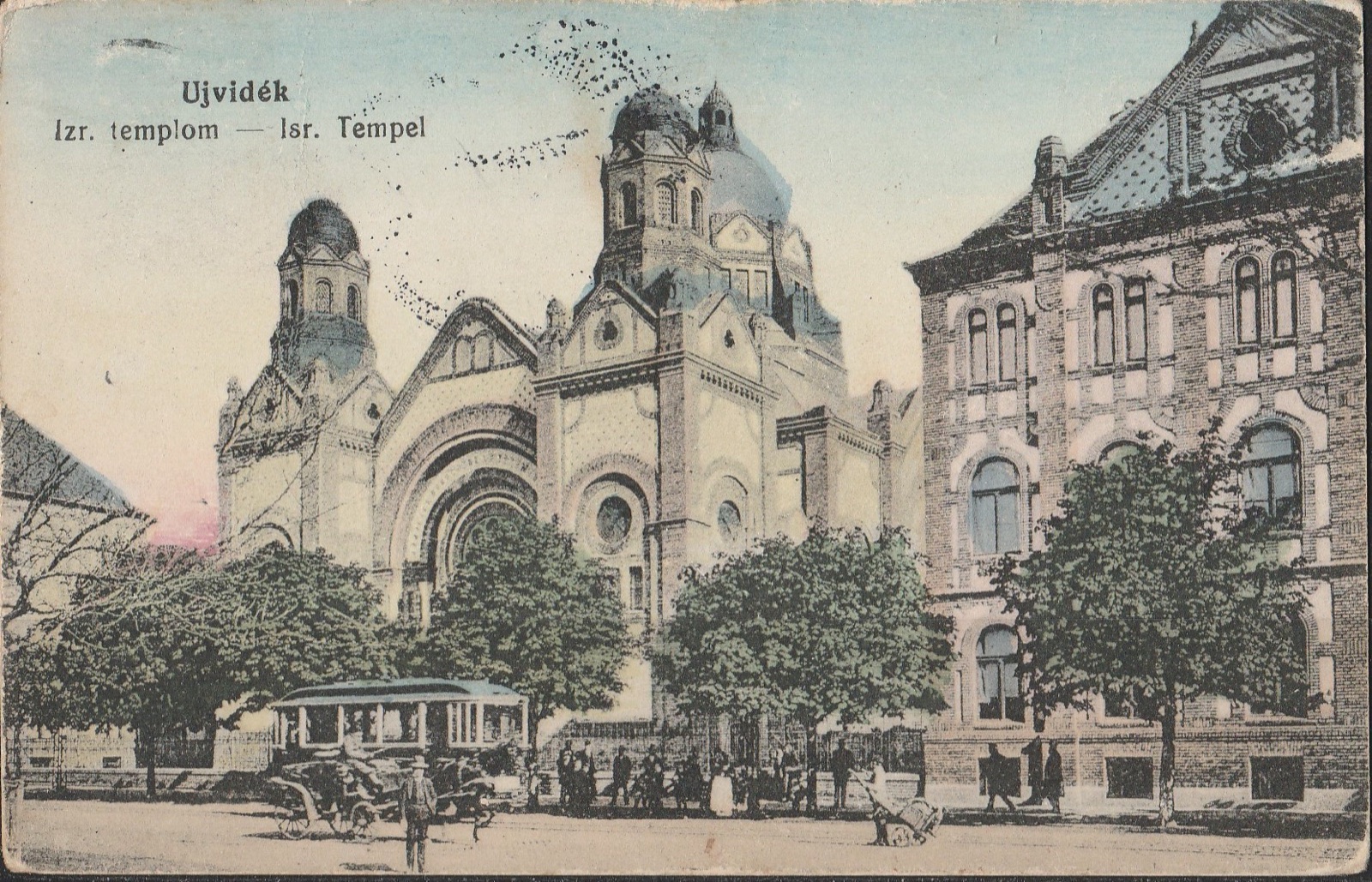 Eine Straßenbahn und eine Droschke an der Synagoge, Neusatz, zwischen 1909 und 1918