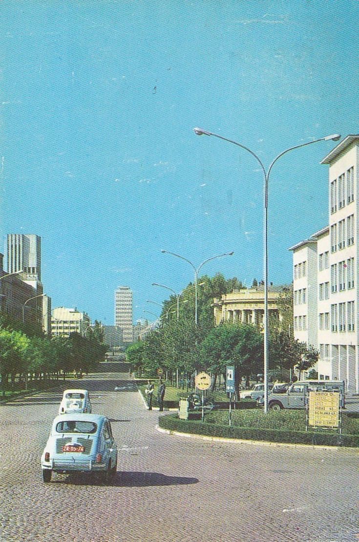 Ein Zastava auf dem Marschall-Tito-Boulevard, Gesundheitszentrum, Neusatz, 1969