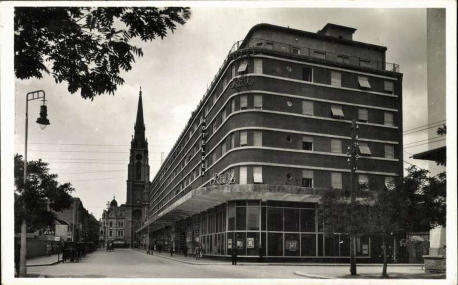 Miklós-Horthy-Boulevard, Neusatz, der Eckturm des Hotel Rex, Tanurdžić-Palais, 1941–1944