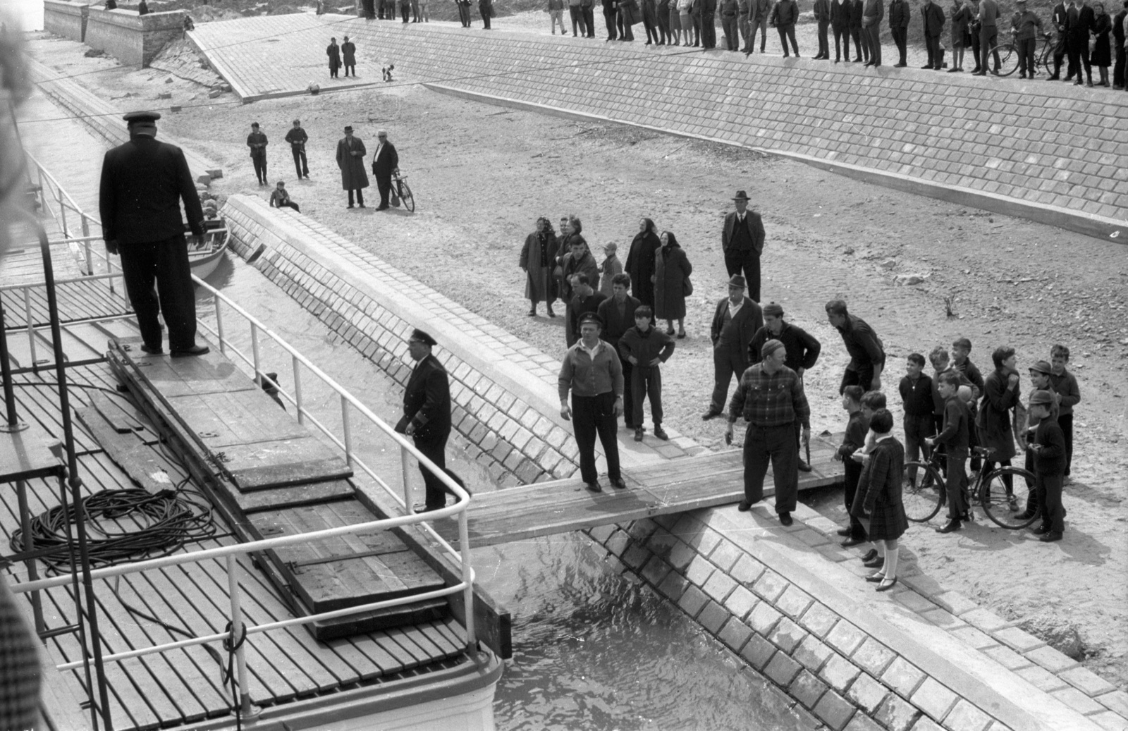 Schaulustige versammeln sich am Donaukai, Neusatz, 1965