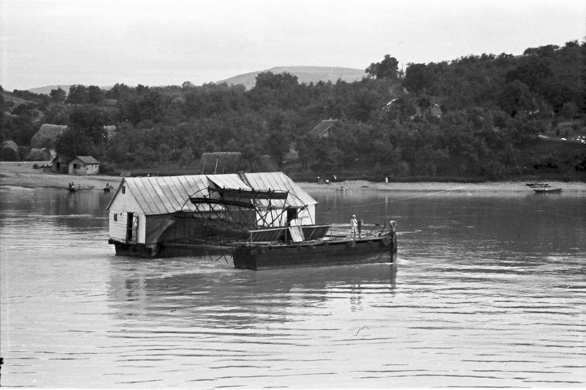 Плутајућа воденица усидрена на мирном делу Дунава, Нови Сад, 1928–1941