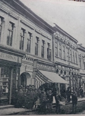 A crowd outside the Branik house, Dunavska Street, Novi Sad, 1896-1918