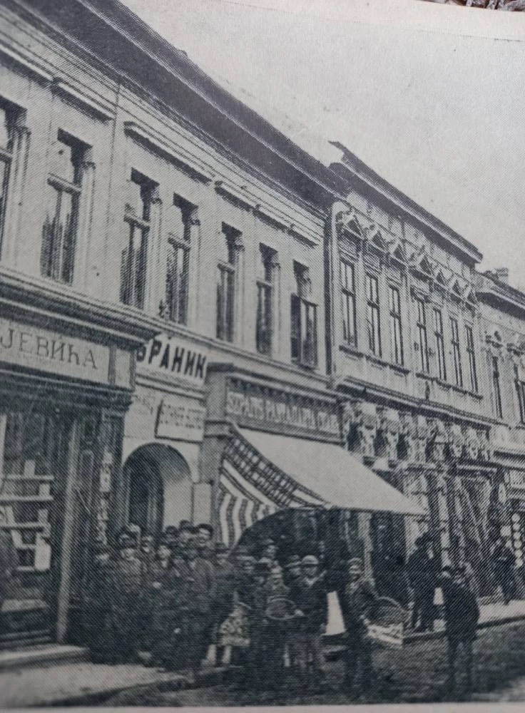 Толпа перед домом «Браник», Дунайская улица, Нови-Сад, 1896-1918