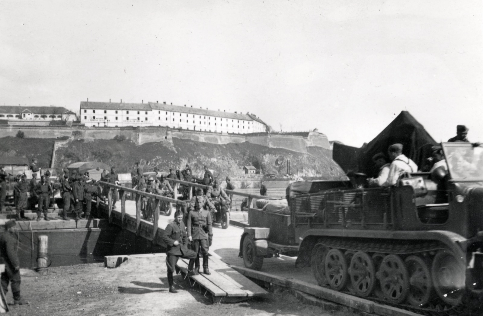 Переправа через Дунай, крепость напротив, Петроварадинская крепость, 1941